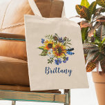 Bolsa Tote Girassóis Rustic Watercolor Bridesmaid Nome<br><div class="desc">Marinho de bolo de aquarela e saco de tota personalizado amarelo com um fundo branco clássico que pode ser mudado para qualquer cor, um display floral de girassol rústico, penas e nome. Pode ser personalizada para toda a festa de noiva, incluindo a madrinha de casamento, a dama de honra júnior,...</div>