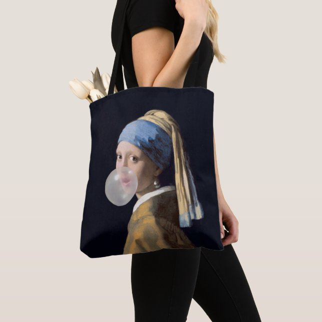 Bolsa Tote Girl with pearl earring blowing a bubble gum (Close Up)