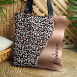 Bolsa Tote Glam Leopard Spots Rosa Dourado Nome Metálico<br><div class="desc">Esta design apresenta um padrão de rosa-ouro cônico e de mancha-leopardo preta sobre um fundo branco à esquerda, e uma imagem de folha falsa rosa-dourada à direita na forma de uma onda coberta por uma cintilação falsa de rosa-ouro. Personalize-o com seu nome ou monograma em uma fonte de pincel na...</div>