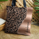Bolsa Tote Glam Leopard Spots Rosa Dourado Nome Metálico Negr<br><div class="desc">Esta design apresenta um padrão de mancha-leopardo rosa-dourada em um fundo preto à esquerda,  e uma imagem de folha de ouro rosa à direita em forma de uma onda limitada com brilho de ouro rosa. Personalize-o com seu nome ou monograma em uma fonte de pincel na moda preto manuscrito.</div>