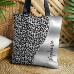 Bolsa Tote Glam Leopardo Manchas Black Silver Nome Metálico<br><div class="desc">Esta design apresenta um padrão de mancha-leopardo-preto e prata-chic num fundo branco à esquerda,  e uma imagem de folha falsa prateada à direita na forma de uma onda limitada com brilho falso prateado. Personalize-o com seu nome ou monograma em uma fonte de pincel na moda preto manuscrito.</div>