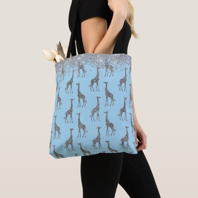 Bolsa Tote Glittery Silver Giraffe on Dreamy Blue (Close Up)