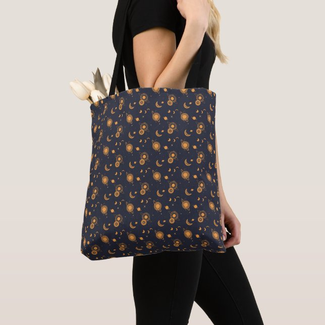 Bolsa Tote Golden black celestial sun moon galaxy pattern (Close Up)