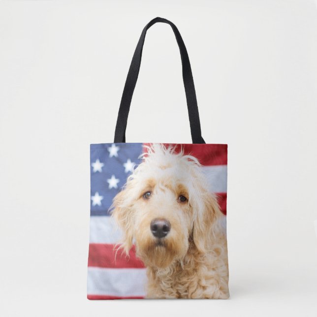 Bolsa Tote Goldendoodododle com bandeira americana (Frente)