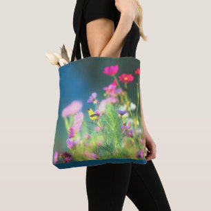 Bolsa Tote Goldfinch americano bonito em um jardim do cosmos