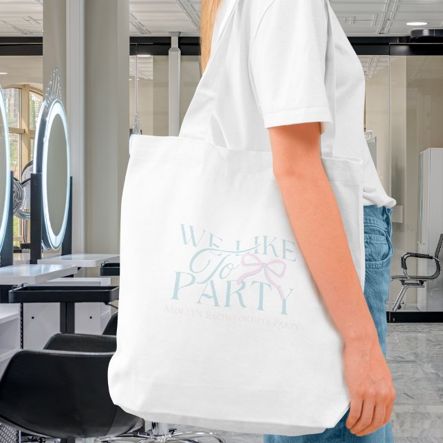 Bolsa Tote Gostamos de Festa - Design de Bachelorette Persona (We like to Party tote bag with modern serif font – perfect for bridesmaid proposals!)