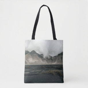 BOLSA TOTE GRÃ-BROWN PERTO DO CORPO DE ÁGUA E MONTANHA