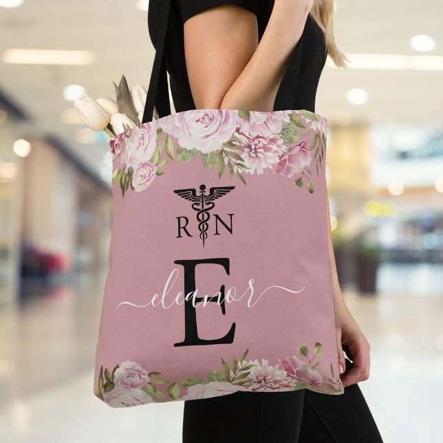 Bolsa Tote Graduação de Enfermeira Registrada com Blush Monog (Monogram Blush Floral Registered Nurse Graduation Tote Bag)