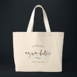 Bolsa Tote Grande AQUA-HOLIC Modern Funny Custom Name Summer Beach<br><div class="desc">Diversão da bolsa de praia de verão em FIERCELY AQUA-HOLIC em um design de caligrafia moderno e tradicional com sotaque de onda náutica em azul claro, texto personalizável acima e seu nome pessoal abaixo. Um presente de excelente para uma solteira ou dama de honra ou uma surpresa de aniversário para...</div>