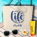 Bolsa Tote Grande Azul piscina<br><div class="desc">Faça uma declaração ou dê como presente divertido,  esta bolsa de tote de cor natural apresenta seu nome e "Piscina life cuz bez be salty" em letra azul-chic. CORRESPONDENTE a itens na nossa coleção.</div>