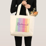 Bolsa Tote Grande Casamento Natural das Mulheres Bridesmaid Oferece<br><div class="desc">Nome de Texto de Script Manuscrito Elegante Modern Modelo Womens Bridesmaid Wedding Bachelorette Gifts Natural & Colorful Jumbo / Large / Big Tote Bag.</div>