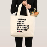 Bolsa Tote Grande Cute Design Expression Text for Mother's Day<br><div class="desc">Elegant Mothers day Large Tote Bag featuring a cute saying that reads "Behind Every Great Daughter Is A Truly Amazing Mom." With colorful stripes. This cute Large Tote Bag is perfect for your mom for Mother's Day! A pretty unusual Mother's Day gift... probably different from what she's expecting. you’re gonna...</div>