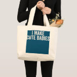 Bolsa Tote Grande Cute I Make Cute Babies Funny New Dad Wife<br><div class="desc">Cute I Make Cute Babies Funny New Dad Wife Pregnant Gift. Perfect gift for your dad,  mom,  papa,  men,  women,  friend and family members on Thanksgiving Day,  Christmas Day,  Mothers Day,  Fathers Day,  4th of July,  1776 Independent day,  Veterans Day,  Halloween Day,  Patrick's Day</div>
