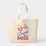 Bolsa Tote Grande Dreidel Divertido Como Um Chefe Hanukkah<br><div class="desc">Divertido, na moda DREIDEL COMO um grande Saco de Tote Chanucá, projetado com sonho vermelho e azul, marinho e tipografia vermelha. No canto superior direito, você pode ler os nomes dos quatro lados do sonho em um formato de quebra-cabeça (HEI pode ser alterado para HEY ou HAY, se necessário). Dentro...</div>