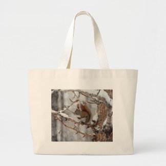 Bolsa Tote Grande Esquilo de inverno, neve e berries vermelhos Desig