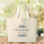 Bolsa Tote Grande Flores Personalizadas Pela Bridesmaid<br><div class="desc">Uma caligrafia de casamento floral botânica de Bridesmaid com flores azuis bonito de delfinium. Personalizado com o nome da dama de honra. Um presente personalizado maravilhoso com estilo feminino, e flores azuis de delfinium. Uma tendência para as suas atividades de casamento. Esta design apresenta uma ponte de casamento, um verde...</div>