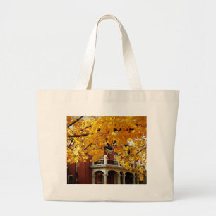 Bolsa Tote Grande Folhas de outono amarelas e casa velha do tijolo