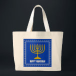 Bolsa Tote Grande HANUKKAH Star David Menorah Personalizou BLUE<br><div class="desc">Saco de na moda com menorá dourado e Estrela de cor prateada de David sobre fundo AZUL (azul que combina com a bandeira israelense). A saudação HAPPY HANUKKAH é personalizável para que você possa adicionar seu nome ou alterar a saudação. Outros itens correspondentes estão disponíveis na Coleção HANUKKAH por Designs...</div>