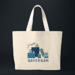 Bolsa Tote Grande Happy Hanukkah<br><div class="desc">Esta design é linda e brilhante e te enche até a borda com espírito de feriado e é perfeita em presentes,  corredores de mesa,  roupas de cozinha,  decoração domiciliar e em todas as coisas Hanukkah!</div>