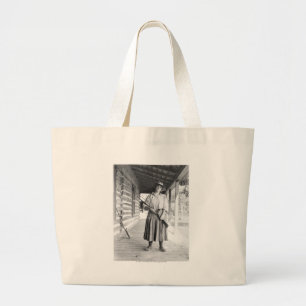 Bolsa Tote Grande Mulher que guardara um rifle em um patamar