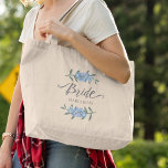 Bolsa Tote Grande Noiva Floral Azul do Partido Bridal Personalizada<br><div class="desc">Um casamento de noiva floral azul,  festa de noiva,  para sua noiva,  perfeita para festas de solteira,  um chic elegante e sofisticado,  com teambride floral,  uma feminina feminina feminina,  azul e branca,  com tipografia de escrita de caligrafia,  perfeita para dom de noivado chá de panela,  um bolsa reutilizável</div>