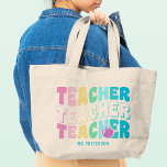 Bolsa Tote Grande Nome Personalizado das Cores Modernas do Arco-Íris<br><div class="desc">O professor Modern Rainbow Colors Personalised Name Tote Bag apresenta o texto "Professor" na tipografia moderna do arco-íris repetida com seu nome personalizado abaixo. Perfeito para seu professor favorito para apreciação de professores,  aniversário,  Natal,  feriados e muito mais. Projetado pelo Evco Studio www.zazzle.com/store/evcostudio</div>