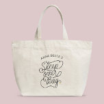Bolsa Tote Grande Nome Personalizado Sleepover Moderno Script Dourad<br><div class="desc">Este saco moderno com uma caligrafia casual minimalista com design de caligrafia para ler SLEEPOVER BAG, assim como o seu nome personalizado, apresenta linhas limpas para criar uma aparência elegante e sofisticada. O estilo subestimado com os bonitos detalhes cardíacos de ouro impressos adiciona um toque de sofisticação a este dom...</div>