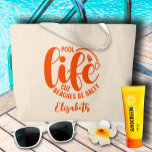 Bolsa Tote Grande Piscina Life Orange<br><div class="desc">Faça uma declaração ou dê como presente divertido, esta bolsa de tote de cor natural apresenta o seu nome e "a vida Piscina das praias são salgadas" em letras de cor laranja. CORRESPONDENTE a itens na nossa coleção.</div>