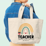 Bolsa Tote Grande Professora Ensina Amor Inspire Arco-Íris Personali<br><div class="desc">O professor Ensinador de Amor Inspire Arco-Íris Nome Personalizado Tote Bag apresenta um lápis como parte de um arco-íris com coração de amor com o texto "Professor Ensinador de Amor" na tipografia moderna com seu nome personalizado. Perfeito para seu professor favorito para apreciação de professores, aniversário, Natal, feriados e muito...</div>