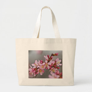 Bolsa Tote Grande Rosa Contra Uma Cinza Céu Japonês Blossomas De Cer