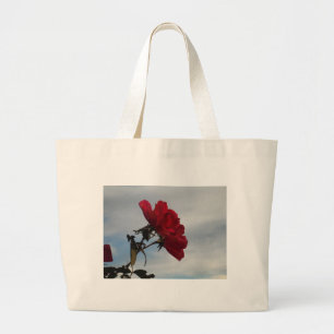 Bolsa Tote Grande Rosas vermelhas contra o céu azul brilhante