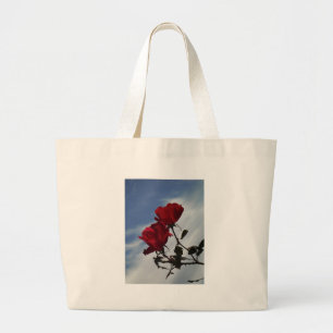 Bolsa Tote Grande Rosas vermelhas contra um céu azul brilhante