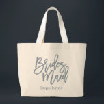 Bolsa Tote Grande Roteiro de Dama de Honra Azul Poeira<br><div class="desc">Bolsa de mão elegante e moderna com roteiro de dama de honra azul poeira,  personalizada. O design apresenta uma linha de texto de modelo único para o nome na cor azul poeira correspondente.</div>