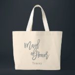 Bolsa Tote Grande Script de Letra de Madrinha de casamento Azul Dust<br><div class="desc">Tchic moderno,  escrita de Madrinha de casamento azul empoeirada,  sacola de tote personalizada. Design apresenta a linha de texto modelo de solteiro para nome em azul empoeirado correspondente.</div>