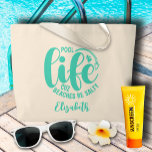 Bolsa Tote Grande Turquesa da vida piscina<br><div class="desc">Faça uma declaração ou dê como presente divertido,  esta bolsa de tote de cor natural apresenta o seu nome e "a vida Piscina das praias são salgadas" em letras de turquesa chic. CORRESPONDENTE a itens na nossa coleção.</div>