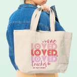 Bolsa Tote Grande Um Professor de Amor Nome Moderno Rosa<br><div class="desc">Um professor de amor, Pink Modern Personalised Name , um professor de amor, apresenta o texto "um professor querido" na tipografia rosa moderna, acentuada com corações de amor e personalizada com seu nome personalizado. Perfeito para seu professor favorito para apreciação de professores, aniversário, Natal, feriados e muito mais. Projetado pelo...</div>