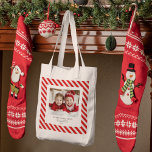 Bolsa Tote "Greve Vermelha com Foto Feliz Natal e Nome<br><div class="desc">"Carregar feriado aplaude aonde quer que você vá com esta Greve Vermelha com Foto Feliz Natal e Nome Personalizado Tote Bag. Com um clássico design de faixa vermelha, sua foto personalizada, e um nome personalizado, este saco de tote é festivo e funcional. Perfeito para dar presentes, comprar férias, ou usar...</div>