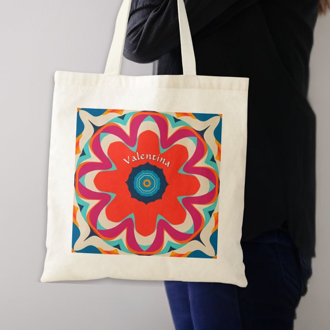 Bolsa Tote Groovy Boho Flor Personalizada (A groovy tote bag with vibrant abstract red flower design on both sides, personalized with a name)