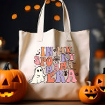 BOLSA TOTE GROOVY HALLOWEEN NA MINHA ESPOSA ERA MÃE<br><div class="desc">Esta bolsa engraçada apresenta uma fonte no estilo do Halloween que mostra a frase 'IN MY SPOOKY MOM ERA' em tons pastel encantadores de bronzeado, creme, rosa e matizes violetas. Adorado com decorações de Halloween de eterno incluindo crânios, aranhas, um gato preto e teias de aranha, este saco é o...</div>