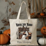 Bolsa Tote Halloween de Spooky, Bibliotecário de Professores<br><div class="desc">Entre no espírito do Dia das Bruxas com o nosso Professor de Leitura Personalizada Bibliotecário Spooky Halloween Tote Bag, projetado para educadores e fãs de livros que adoram celebrar no estilo. Essa bolsa personalizada apresenta um fantasma encantador lendo um livro, misturando perfeitamente um tema assustador com amor pela literatura. Quer...</div>