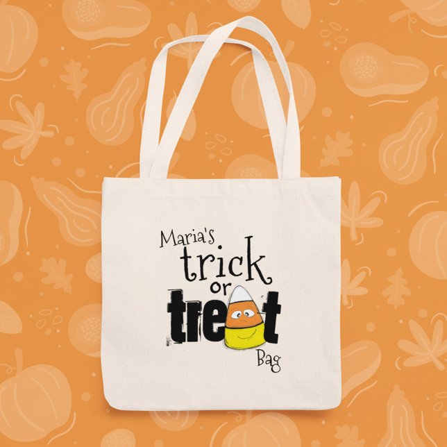 Bolsa Tote Halloween Doces ou Travessuras Cute Script de Milh (Cute Halloween candy corn trick or treat tote bag with playful script design.)