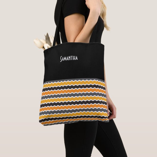Bolsa Tote Halloween Retro 1960s Chevron Black Orange Name (Close Up)
