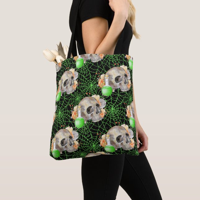 BOLSA TOTE HALLOWESKULT COM WEBS E POÇÕES DE ARANHA VERDE (Close Up)