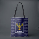 Bolsa Tote HANUKKAH Menorah Star David Personalizou Marinho A<br><div class="desc">Na moda festivo por todo o impressão marinho azul TOTE BAG com falso Estrela prateada de David em sutil padrão de fundo. O texto do marcador de posição é personalizável para que você possa alterar HAPPY HANUKKAH para uma saudação de sua própria escolha (texto de tamanho semelhante), seu nome ou...</div>