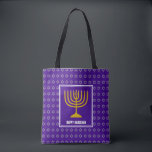 Bolsa Tote HANUKKAH Menorah Star David Personalizou Roxo<br><div class="desc">Na moda festivo por todo o impressão roxo TOTE BAG com falso Estrela prateada de David em sutil padrão de fundo. O texto do marcador de posição é personalizável para que você possa alterar HAPPY HANUKKAH para uma saudação de sua própria escolha (texto de tamanho semelhante), seu nome ou texto...</div>