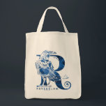 Bolsa Tote Harry Potter | Gráfico Aguamenti RAVENCLAW™<br><div class="desc">Veja este gráfico de Ravenclaw baseado no feitiço do fazer aguamenti. Esta apresenta uma cortina azul em frente a uma letra gigante "R" com o nome "Ravenclaw" escrito abaixo.</div>