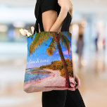 Bolsa Tote Hawaii Vintage Palm Tree Foto Na Cota Horária Da P<br><div class="desc">"Na hora da praia." Volte às memórias de dias de praia tropical e preguiçosos sempre que você desfruta desta folga havaiana, retrô, olhadela, um saco de fotos angustiado de uma palmeira solitária em uma praia arenosa e crescente, com céus azuis claros e água. Faz um presente de excelente para você...</div>