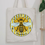 Bolsa Tote Honeybee Bumblebee Queen Bee Bonito | Personalizad<br><div class="desc">Esta sacola super doce de abelha de mel tem uma imagem original desenhada à mão de uma abelha amarela e preta sobre um fundo listrado. Ele tem asas brancas-azuis fofoqueiro que estão espalhadas como se estivesse pronto para voar. Esta natureza - design inspirada é perfeita para qualquer abelha rainha. Também...</div>