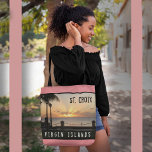 Bolsa Tote Ilhas Virgens Americanas Sunset USVI Rua Croix Tro<br><div class="desc">RUA Sunset USVI das Ilhas Virgens dos EUA. Croix Tropical Tote Bag tem um Sunset das Ilhas Virgens da Ilha das Ruas. Croix no Caribe! O pôr do sol tem uma bela palmeira no cais Frederiksted. foto-fotógrafo ©Denise Bennerson. Ele pode ser personalizado com suas informações.</div>
