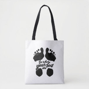 Bolsa Tote Impressão de "Estar onde estão seus pés" preto e b